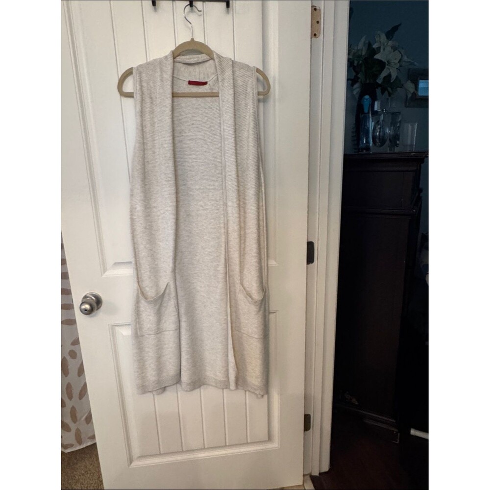 Red Sleeveless Open-Front Long Knit Cardigan in Light Gray